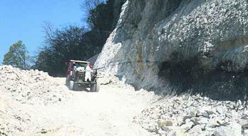 La peinture projetée, de couleur noire au sortir de la pompe, est progressivement délavée par la pluie. 