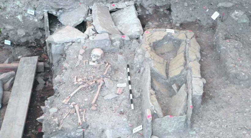 Tombes en dalles et inhumations