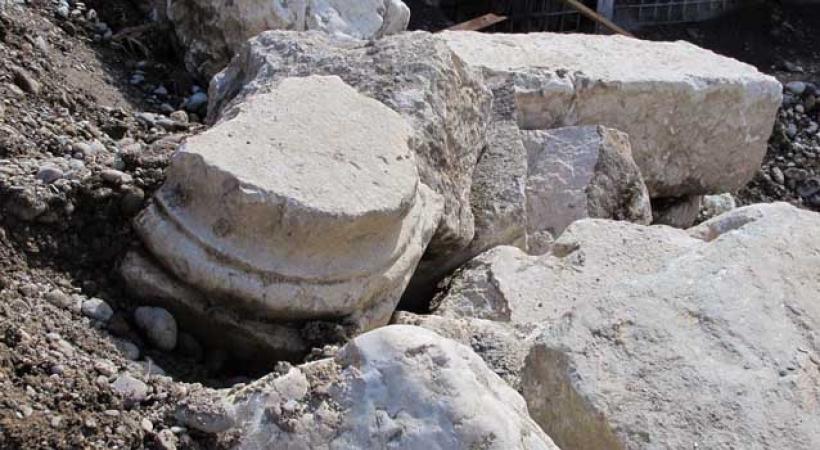 … et des blocs architecturaux en calcaire ayant appartenu à un monument d'époque romaine.