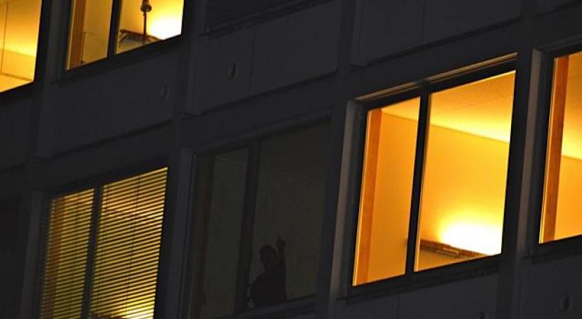 Avenue de la Roseraie, des habitants se plaignent du nuisances nocturnes. En médaillon, on apperçoit le patient qui perturbe le quartier. DAVID ROSEMBAUM/KATZMAN/DR 
