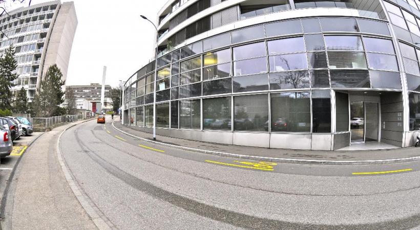 Avenue de la Roseraie, des habitants se plaignent du nuisances nocturnes. En médaillon, on apperçoit le patient qui perturbe le quartier. DAVID ROSEMBAUM/KATZMAN/DR 