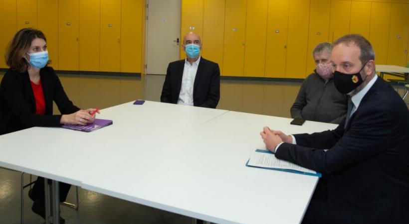 Au sein de l’espace de quartier de Plainpalais, la conseillère administrative Christina Kitsos, le directeur de l’Hospice général Christophe Girod, le président du Collectif d’associations pour l’action sociale Alain Bolle et le conseiller d’Etat Thierry Apothéloz. STéPHANE CHOLLET