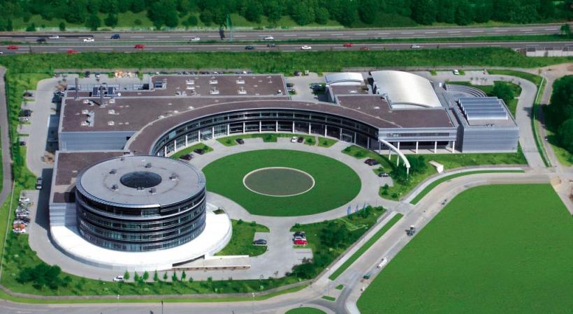 Le nouveau logo (en haut) et le centre de recherche et de design de Kia à Francfort. 