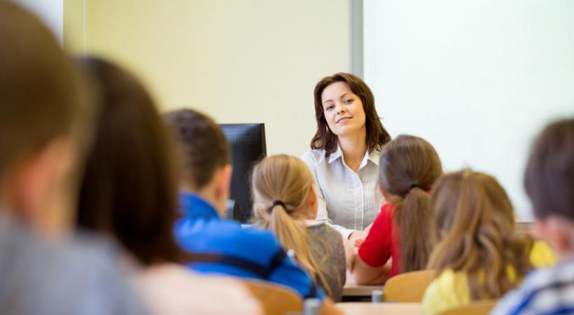 A l’enseignant le bonheur de transmettre et pour les élèves celui d’apprendre. 123RF/DOLGACHOV