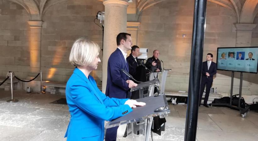 Fabienne Fischer, vainqueur du premier tour dimanche 7 mars, arrive à vélo rue de l’Hôtel-de-Ville. MP