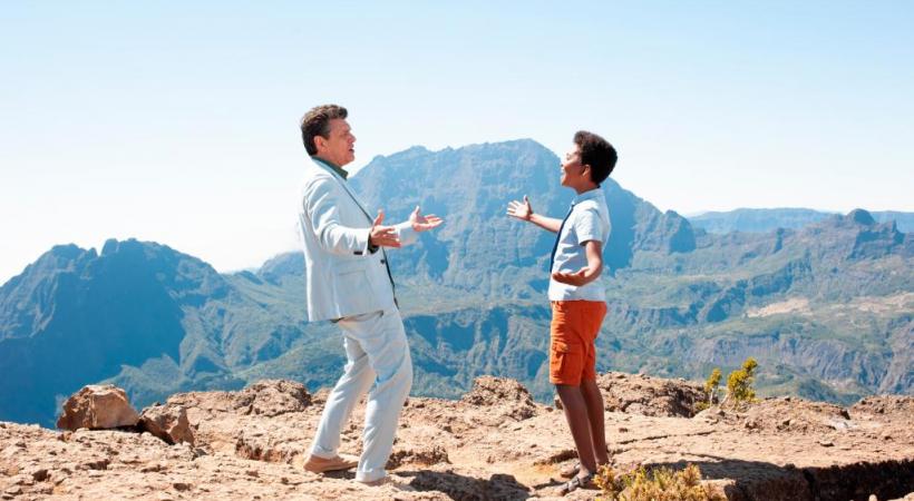 Marc Lavoine et Soan Arhimann, dans «Le petit Piaf», un joli film  à voir en famille pour Noël. GAUMONT