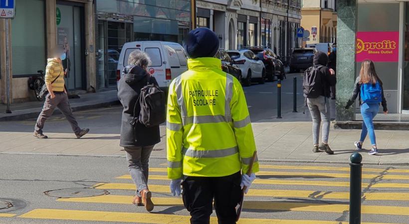 Les patrouilleuses et patrouilleurs sont là pour les enfants, mais ont tout à fait le droit d’aider un adulte à traverser la route s’ils le souhaitent.