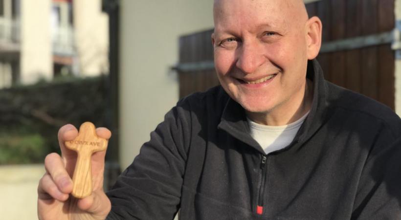 Daniel Pittet montre une des croix en bois: 70’000 ont été distribuées en Suisse en trois mois. 