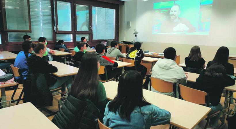 Dans une classe du Cycle des Grandes-Communes, des élèves captivés par le récit du champion. 