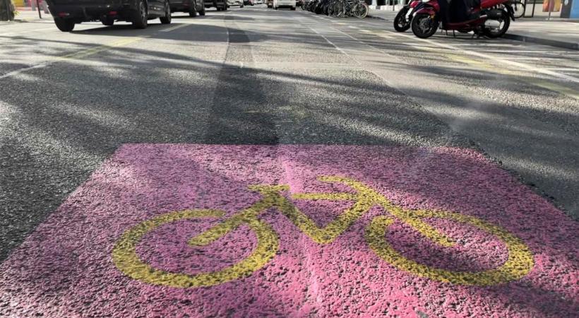 Voie de bus et piste cyclable avenue du Mail. Les Verts tentent d’imposer leur vision. FRANCIS HALLER