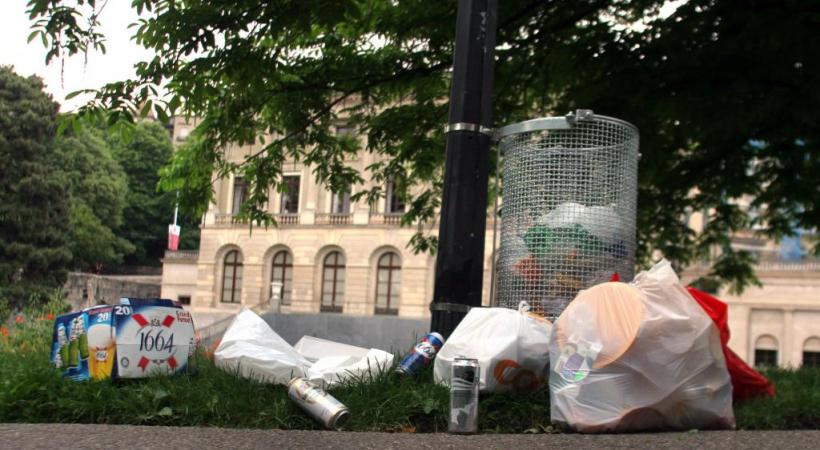 Chaque week-end, les poubelles dans l’espace public souvent débordent. DR