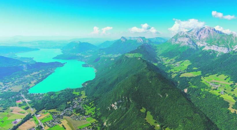 Un vol en ULM offre une vue imprenable sur les Sources du lac. 