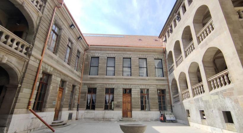 La cour de l’Hôtel-de-Ville a retrouvé de sa superbe. M. PRIEUR