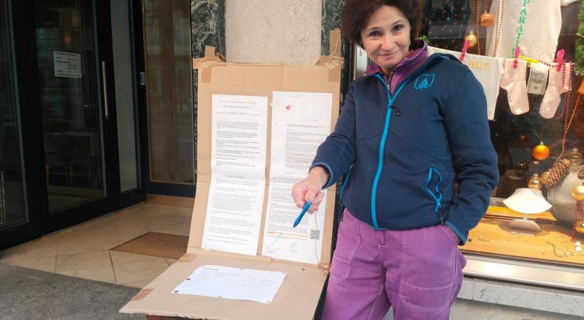Francine Premet a installé un tréteau devant sa bijouterie pour récolter des signatures. MP