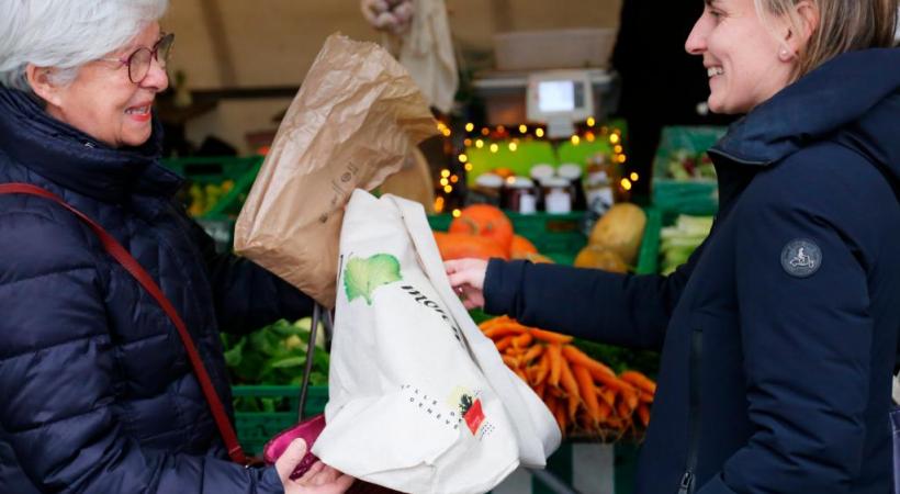 La plupart des clients du marché de Champel acceptent avec plaisir  le cadeau des autorités municipales. DR