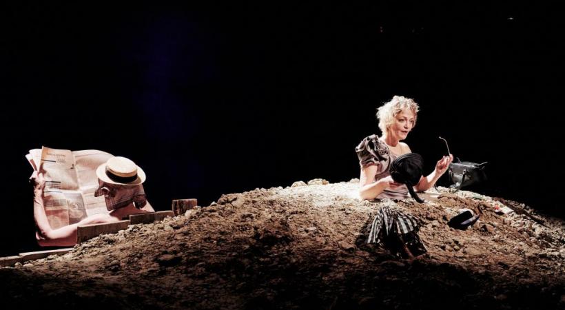 Winnie est une femme à moitié enterrée. Du pur Beckett! ANOUK SCHNEIDER