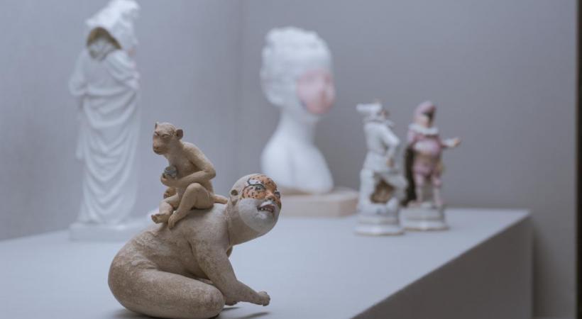 L’exposition présente divers types de masques. Des plus énigmatiques 