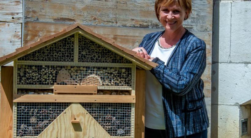 La future maire à côté de l’hôtel à insectes qu’elle a fait installer  dans la cour de son bureau en Vieille-Ville. STéPHANE CHOLLET