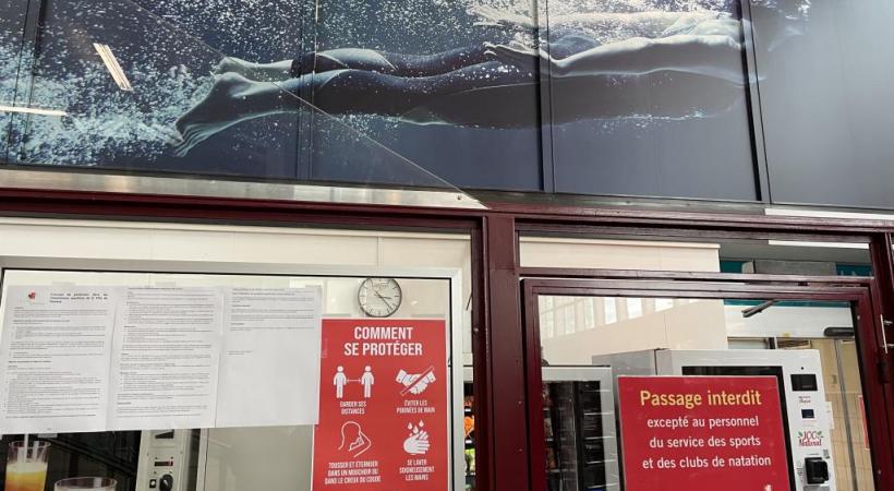 L’entrée de la piscine des Vernets: seulemet 400 personnes sont acceptées par jour. FRANCIS HALLER