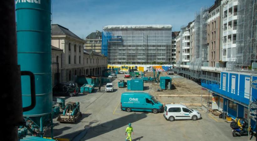 Le sous-sol de la cour de l’ancien arsenal (à gauche) abritera les archives cantonales. En surface, une centaine d’arbres sera plantée.