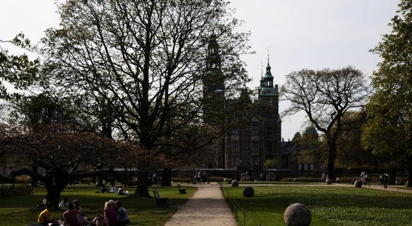 La célèbre sirène fêtera son 101e anniversaire . OT COPENHAGUE La capitale danoise compte de nombreux parcs. Ici les Jardins du roi. NICOLEI PERJEISI/DR Le célèbre Nyhavn avec ses maisons aux couleurs vives et ses terrasses. KIM WYON/OT COPENHAGUE 