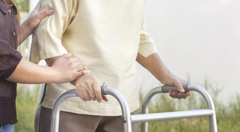 A Genève, une personne sur quatre apporte son soutien à un proche en perte d’autonomie. 123RF/AKHARARAT WATHANASING 