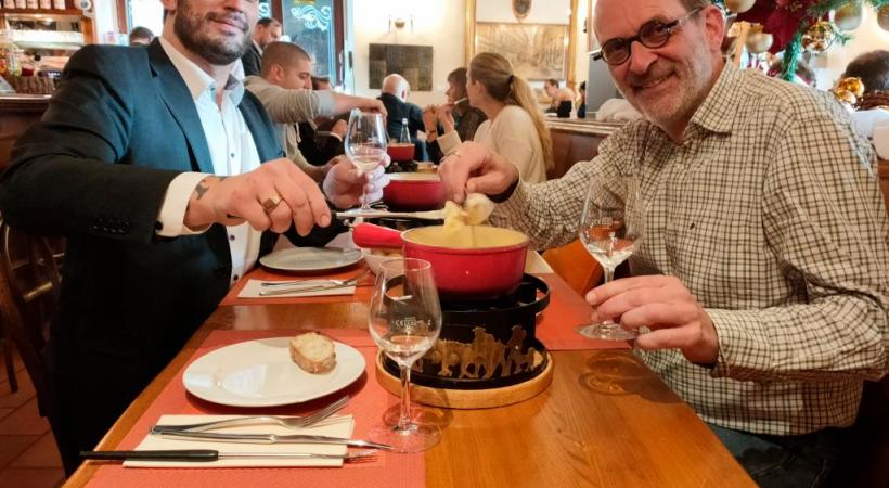 Le patron de la brasserie de l’Hôtel-de-Ville, Vincent Glauser et le député Boris Calame. MP