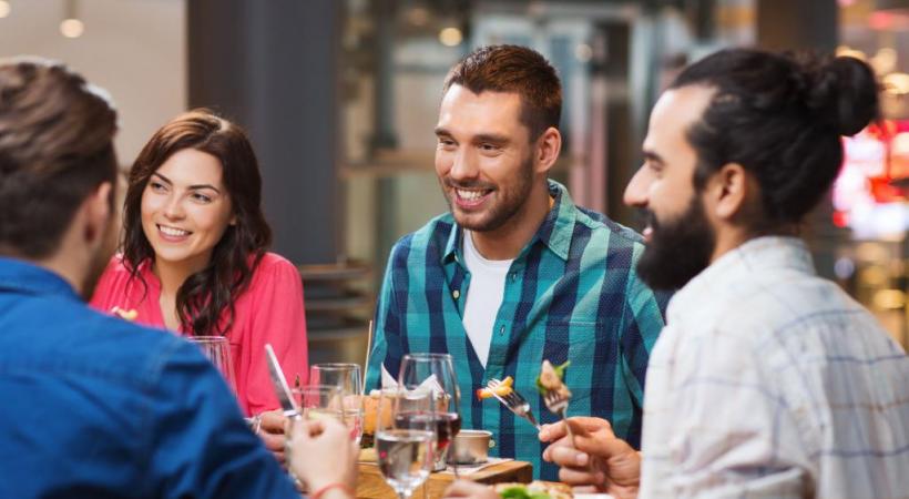 Partager de bons moments entre amis à prix réduit. 123RF/DOLGACHOV