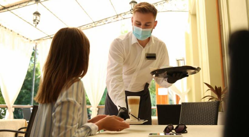 La restauration a été l’une des branches les plus touchées par la crise. En médaillon, Alexandre de Senarclens. 123RF/OLGA YASTREMSKA/DR