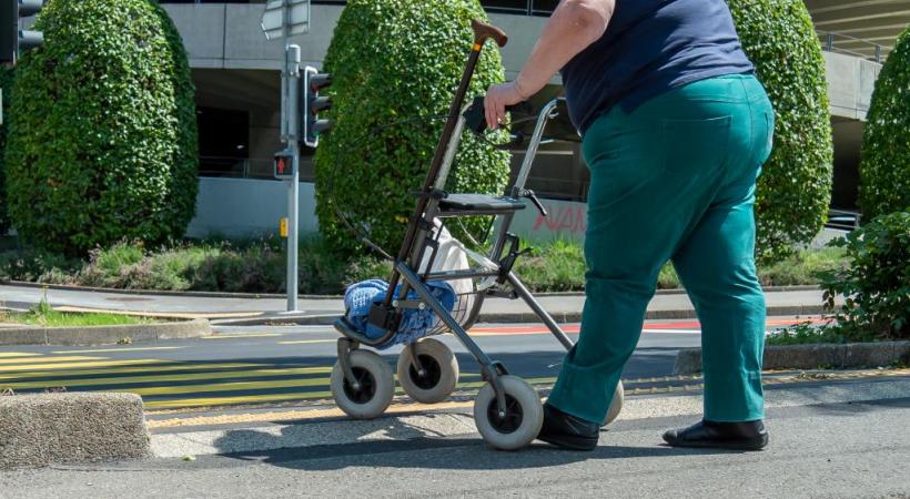 Les nouvelles bordures pour passages piétons près de l’arrêt de tram des Avanchets, à côté du centre commercial Balexert,  peuvent réserver de désagréables surprises. STéPHANE CHOLLET