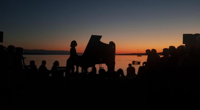 Les spectateurs sont souvent saisis par la prodigieuse puissance d’envoûtement d’un concert au soleil naissant sur les bords du lac Léman. DR