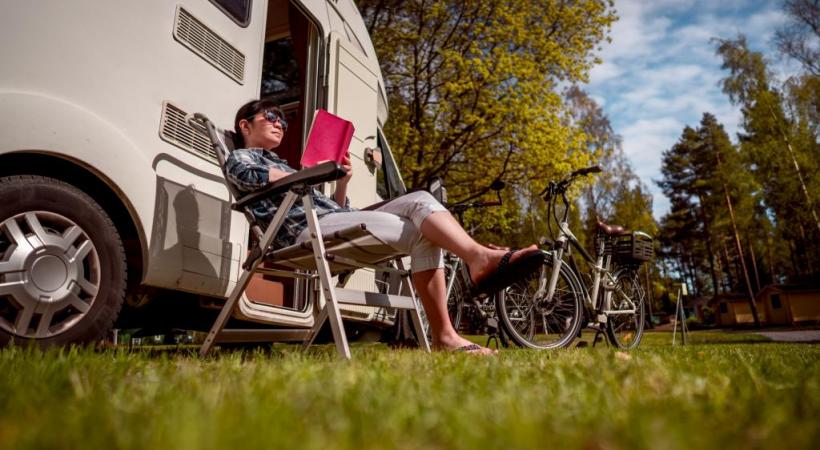 Le camping-car, qui permet de prendre le large et être proche de la nature, séduit de plus en plus les jeunes. 123RF/COOKELMA