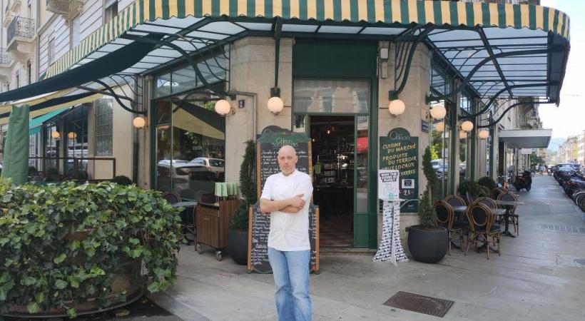 Le restaurateur Benjamin Garin devant son établissement à la Jonction. MP