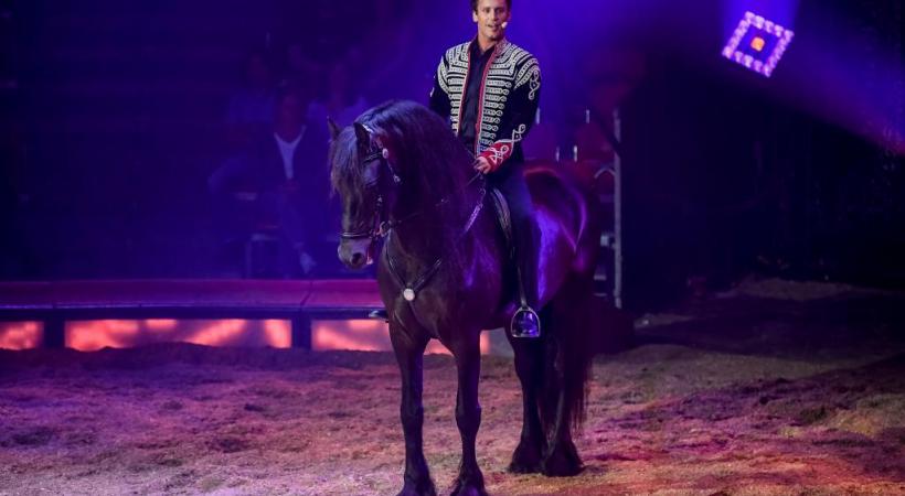 Le chanteur suisse Bastian Baker réalise un rêve en participant à la tournée du cirque. DR