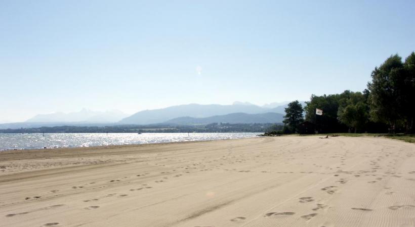 Peu profondes, les eaux de l’unique plage naturelle de sable fin du lac avoisinent normalement les 25 degrés tout l’été. DR