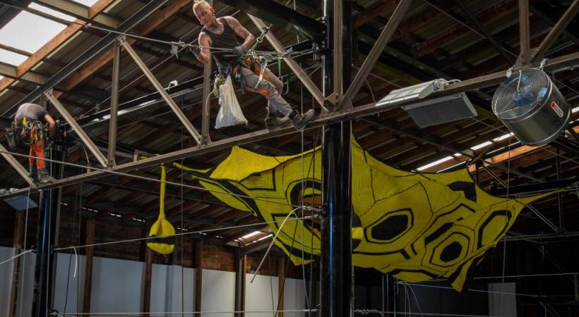 Les ouvriers s’affairent aux derniers préparatifs dans un ancien hangar à proximité du Village du Soir. STéPHANE CHOLLET