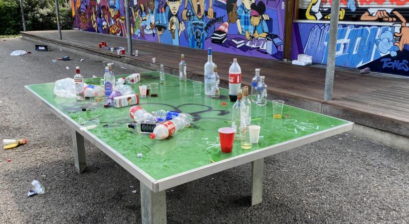 Des parcs ou des places de jeux sont parfois transformés en décharges à ciel ouvert. GIM