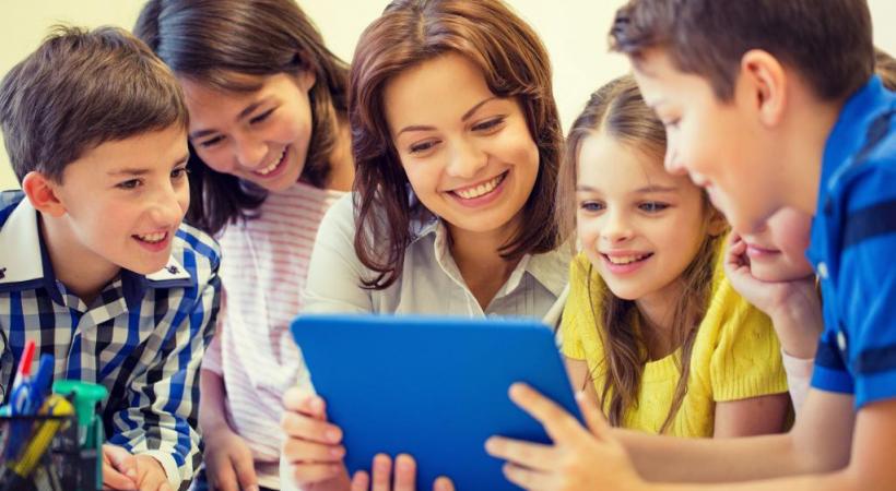 L’enseignant dispense le savoir, éveille et aiguise l’appétit des connaissances dans la joie. 123RF/DOLGACHOV