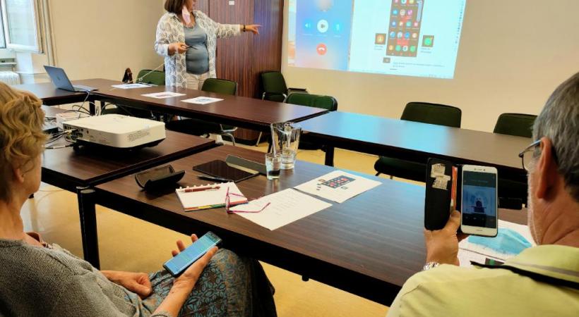 Durant les deux heures de cours, Véronique Stofer répète inlassablement les manipulations de base. MP 