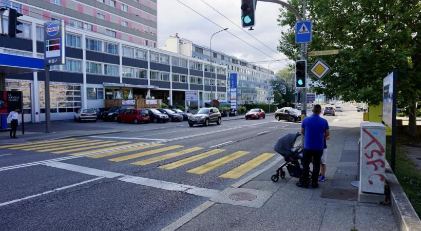 Le passage piéton sur l’avenue Louis-Casaï. Une attente qui s’étire avant de devoir se dépêcher pour traverser. 