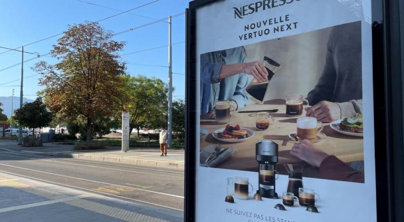 Les affiches de publicités commerciales pourraient être bannies des rues genevoises en 2025.