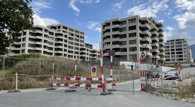 Le barrage installé le 6 septembre sur la route menant au quartier des Sciers. JR