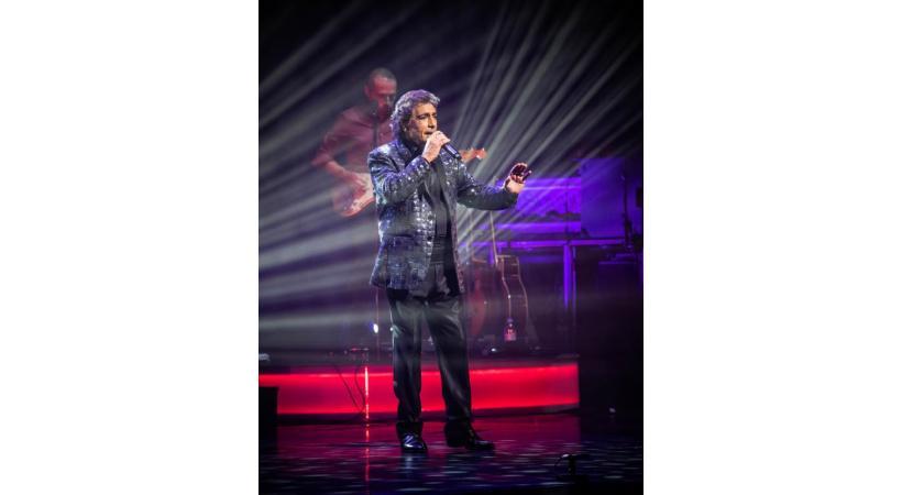 A plus de 70 ans, Frédéric François chante toujours l’amour avec un grand A. DR