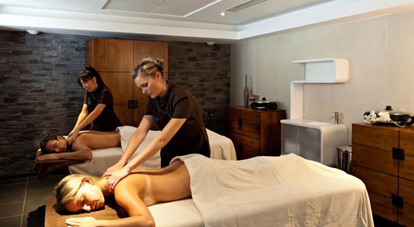 Spas et thalassothérapies concourent à rééquilibrer les organismes stressés. PHOTOS THALAZUR A Bandol, choix entre plage et piscine dans une crique idyllique. Des bassins intérieurs lumineux, ici à Cabour. A Royan, le centre offre une vue imprenable sur l’estuaire de la Gironde. 