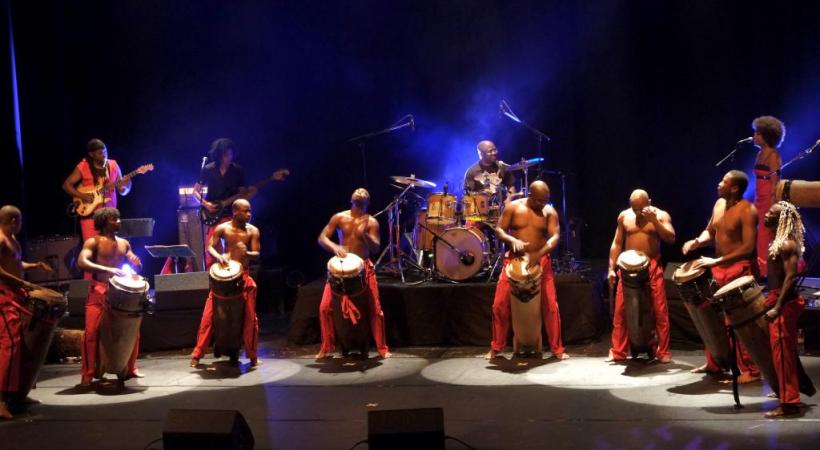 Les maîtres Tambours de Brazza vont mettre le feu à la scène de l’Alhambra le dimanche 17 octobre. AZZEDINE SALAH