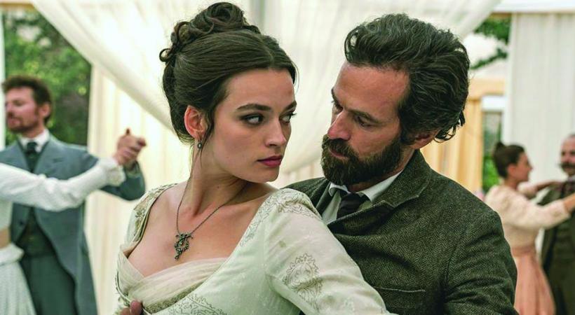 Emma Mackey et Romain Duris. DR