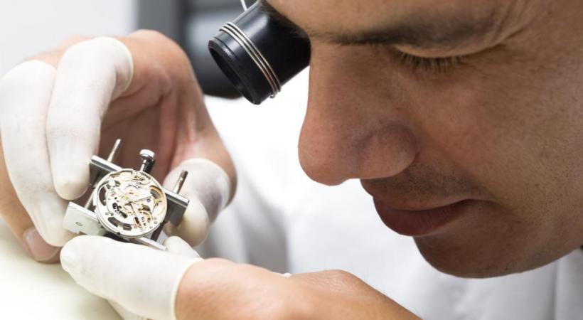 Des ateliers d’initiation à l’horlogerie sont proposés. 123RF