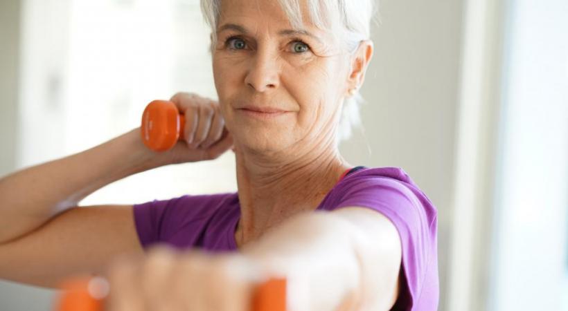 Pratiquer une activité physique régulière contribue à prévenir les chutes. 123RF