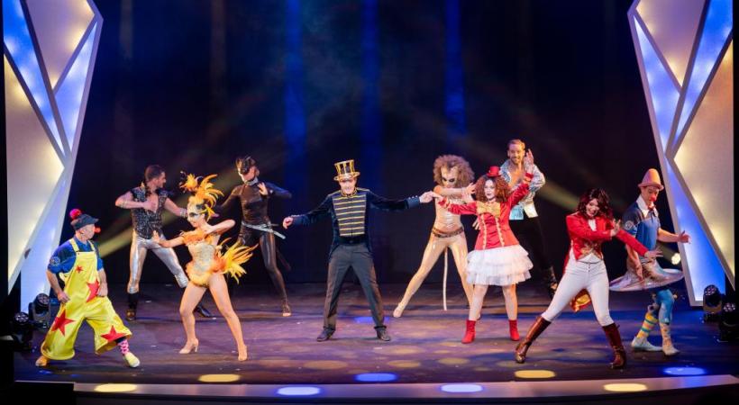 Un sketch où l’acteur Laurent Deshusses (au centre) incarne à lui tout seul l’ensemble des artistes du cirque Knie. LA REVUE