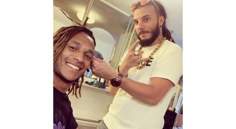 Le footballeur Kevin Mbabu avec Adriano Mirto son coiffeur préféré. Ci-dessous, avec Johan Djourou. DREADZ BARBER